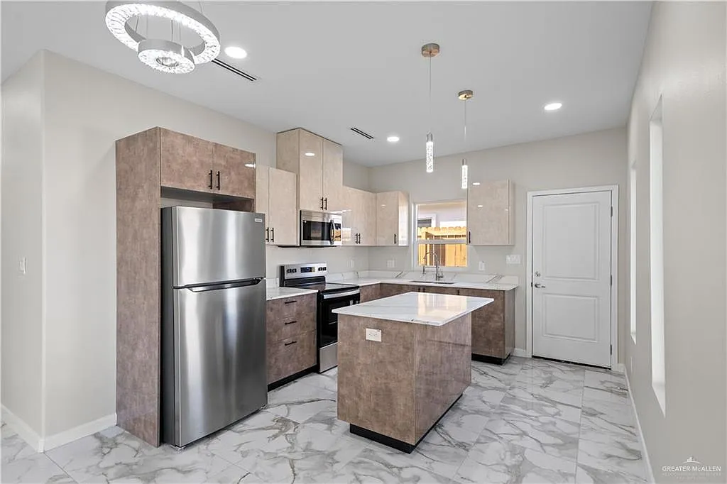 3 bed, 2.0 bath, 1125 sqft, $1,350 — Photo 4