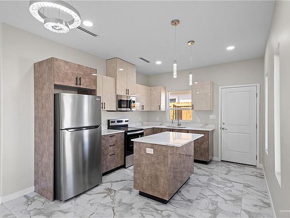 3rd image of 405 Onyx Dr