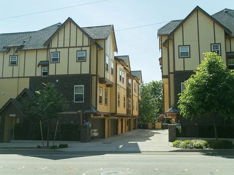 Tudor Manor — Photo 40
