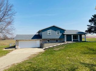 1824 11th St, De Witt, IA 52742
