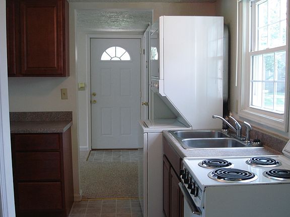 5th image of 806 W College St APT 3