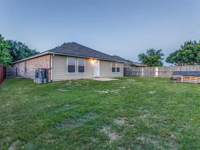 1217 Caroline Dr — Photo 24