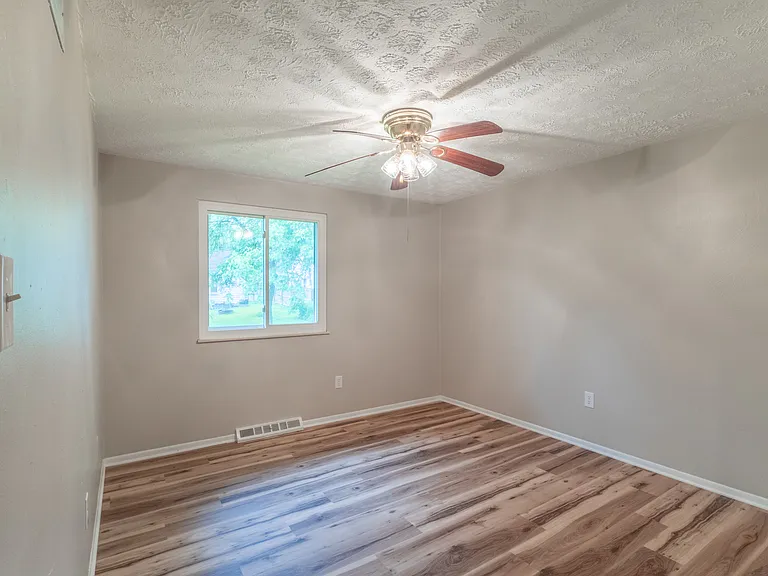 1642 Hobart Ave #1642 — Photo 11