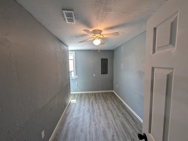 409 S 2nd St — Photo 7