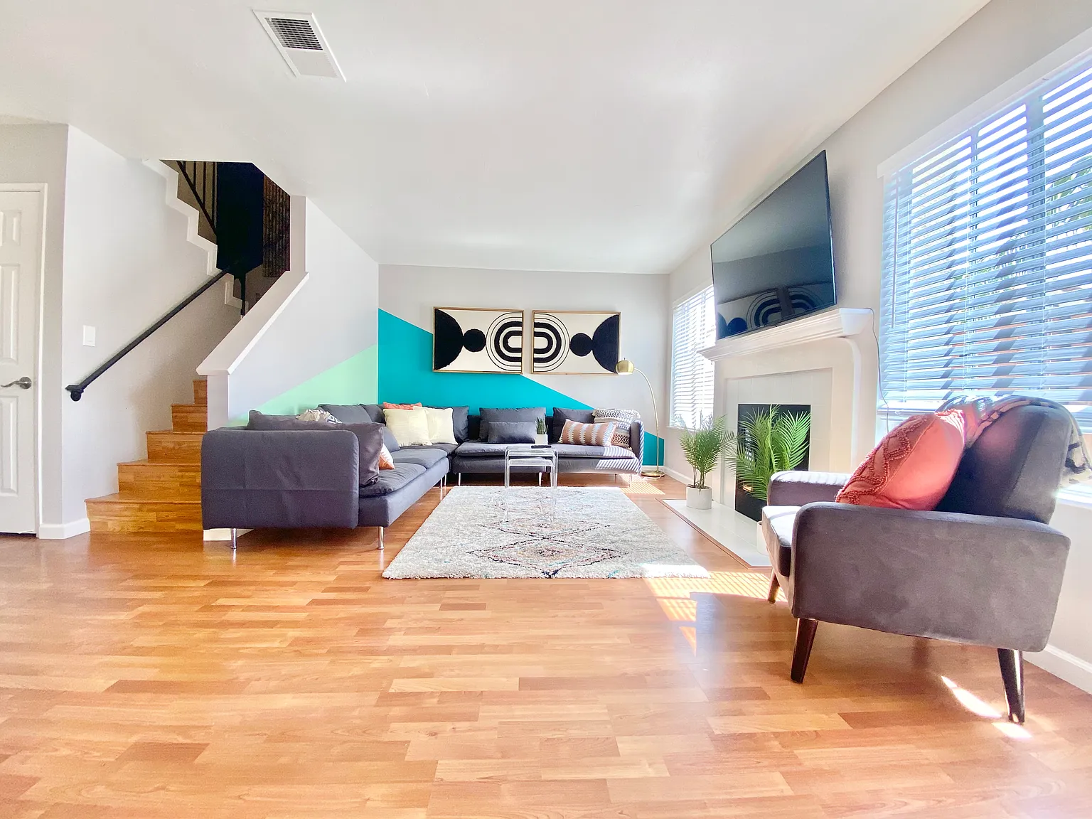 3 bed, 2.5 bath, 1255 sqft, $5,900 — Photo 3
