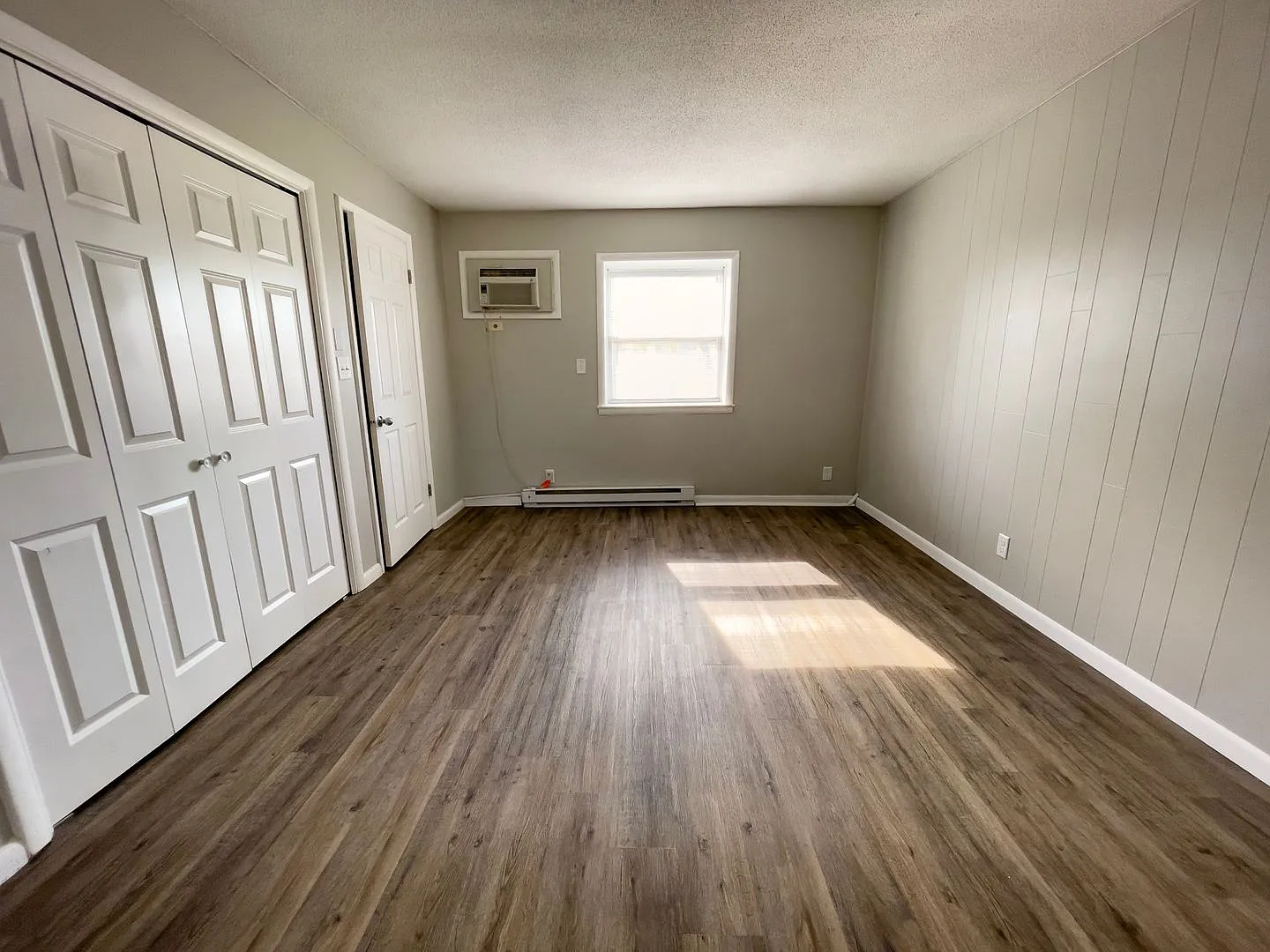 1 Bedroom Unit with detailed cabinets and hardwood style flooring, Close to Campus — Photo 4
