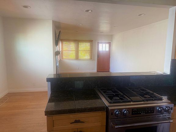 4th image of 528 N Maria Ave