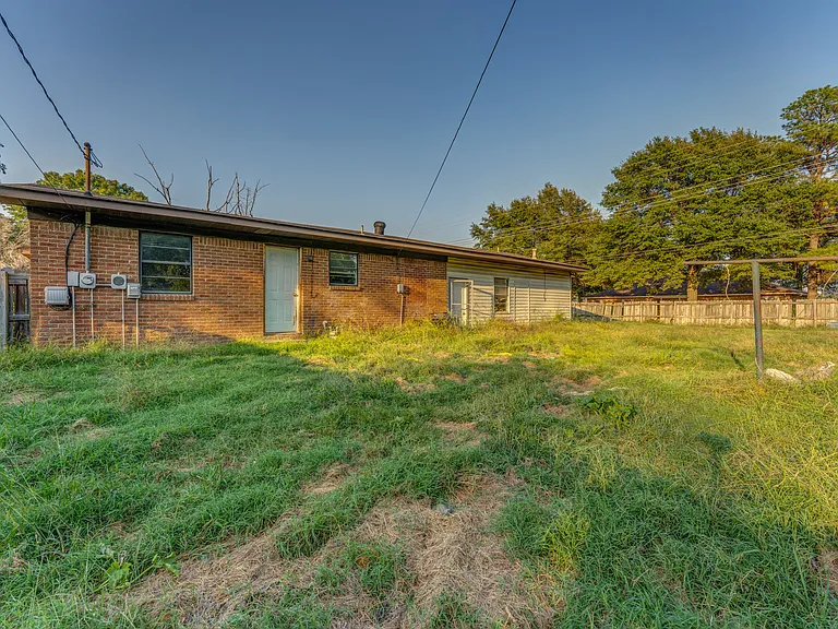 121 E Pecan St — Photo 5