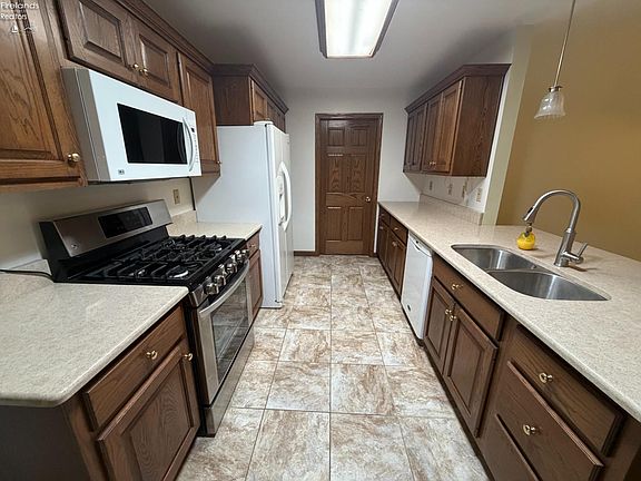 5th image of 19 Ridgewood Dr