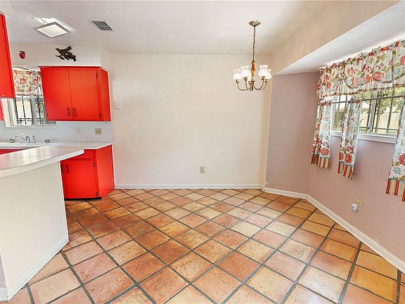 4th image of 213 Blanco Dr