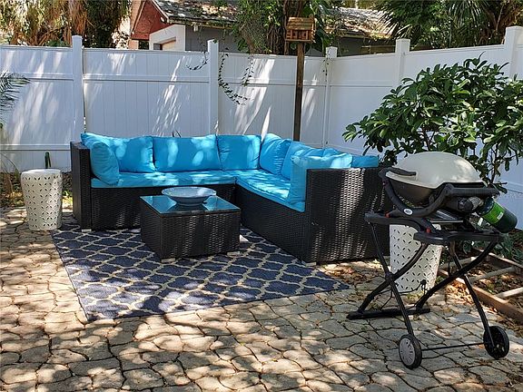 5th image of 410 N Oleander Ave