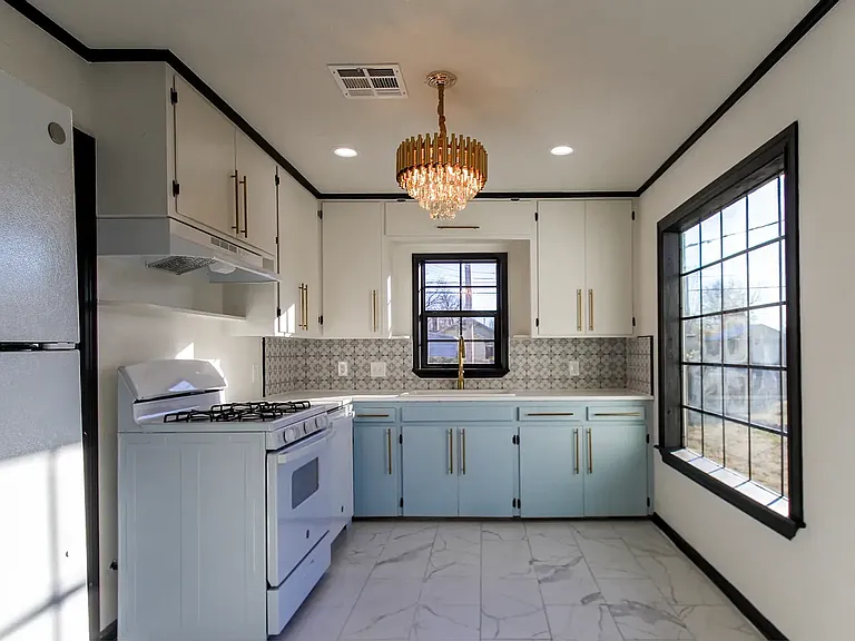 608 E Zion St — Photo 2