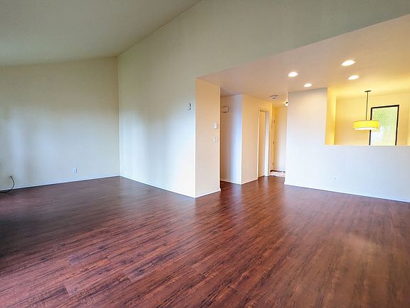 3rd image of 430 Stonewood Dr