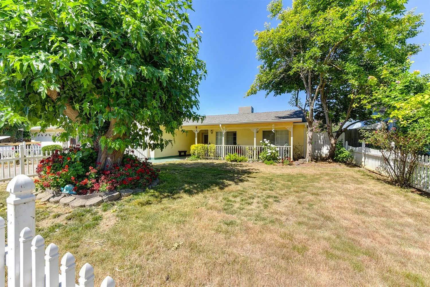 2112 McGregor Dr photo 1