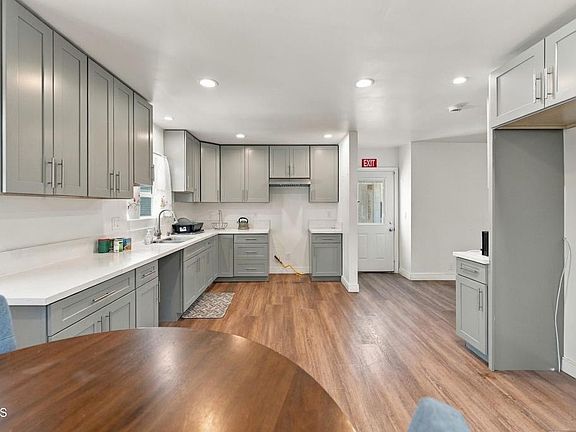 3rd image of 2055 W 80th St
