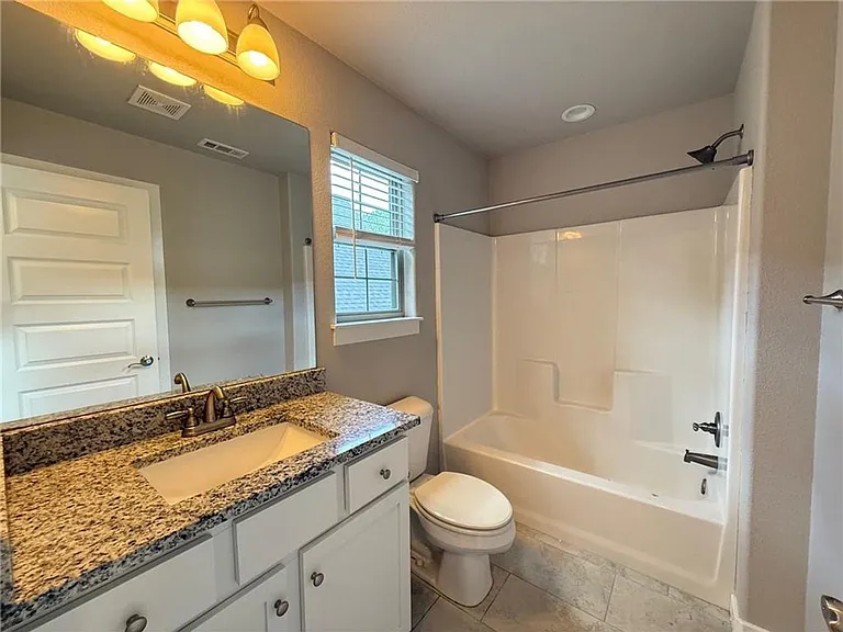 2359 W Houston St — Photo 14