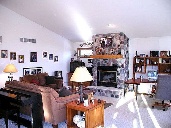Large Living Room (Vaulted Ceilings)