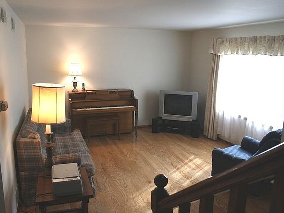 3rd image of 67 Hearthside Ln