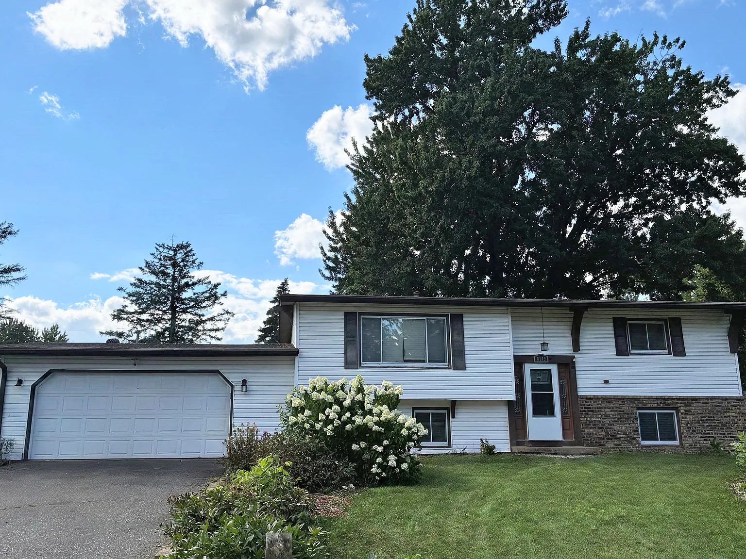 4 bed, 1909 sqft, $2,550 — Photo 1