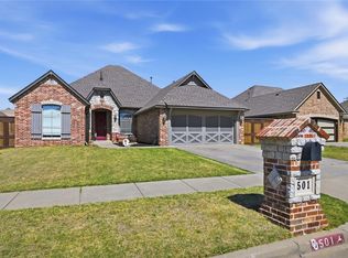 501 SW 28th St, Moore, OK 73160