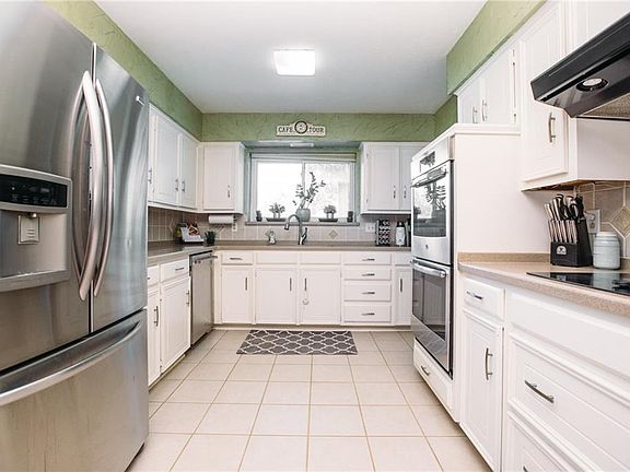 2nd image of 2406 Silver Holly Ln
