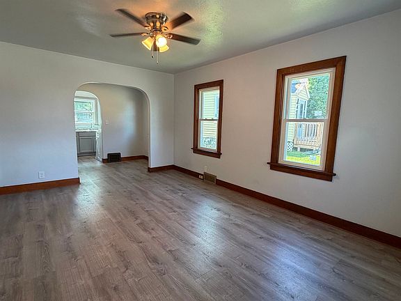 5th image of 440 Winsor St