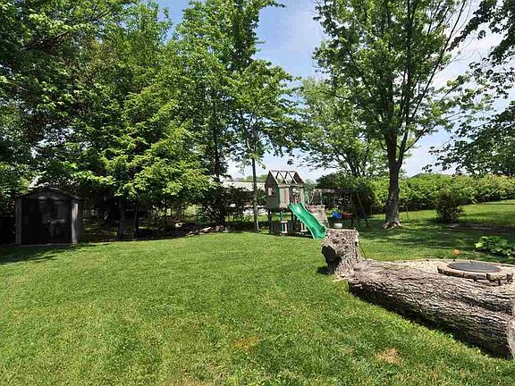 3rd image of 864 Wesley Dr