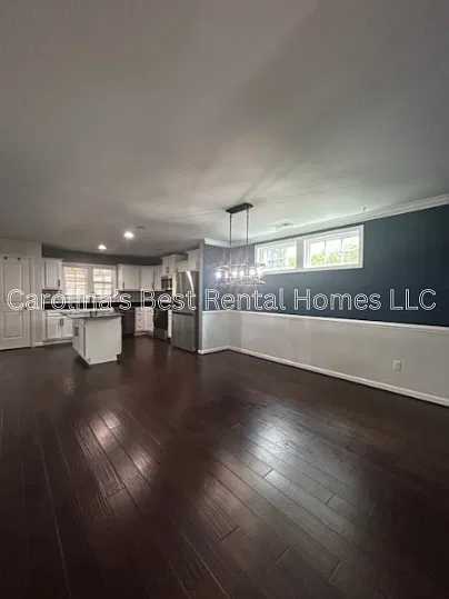 5 bed, 2.5 bath, 2214 sqft, $2,400 — Photo 3
