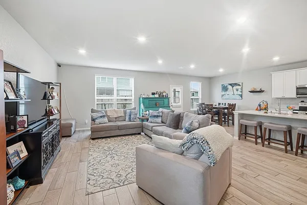 2405 Ayers Dr — Photo 3