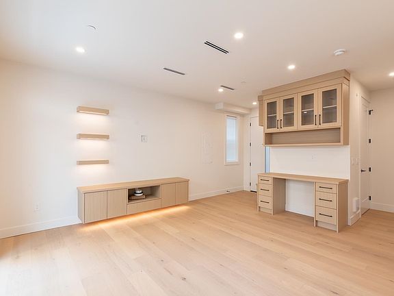 4th image of 3615 Turner St #2