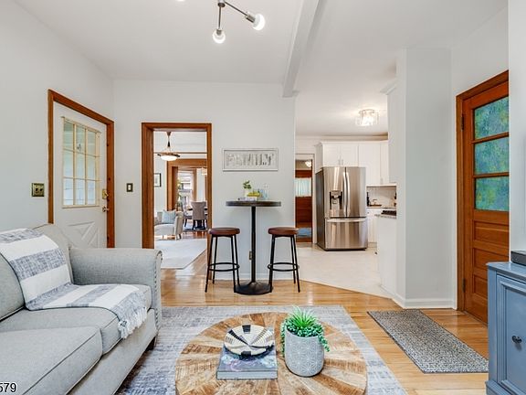 4th image of 674 Prospect St