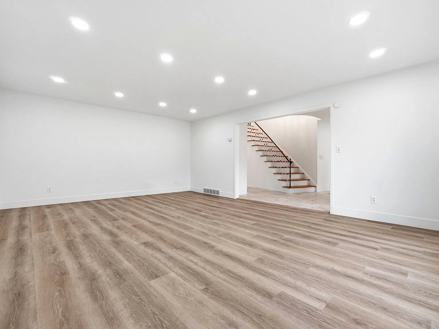 4 bed, 4200 sqft, $5,500 — Photo 4