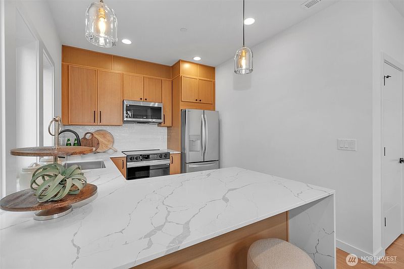 4th image of 435 19th Avenue E