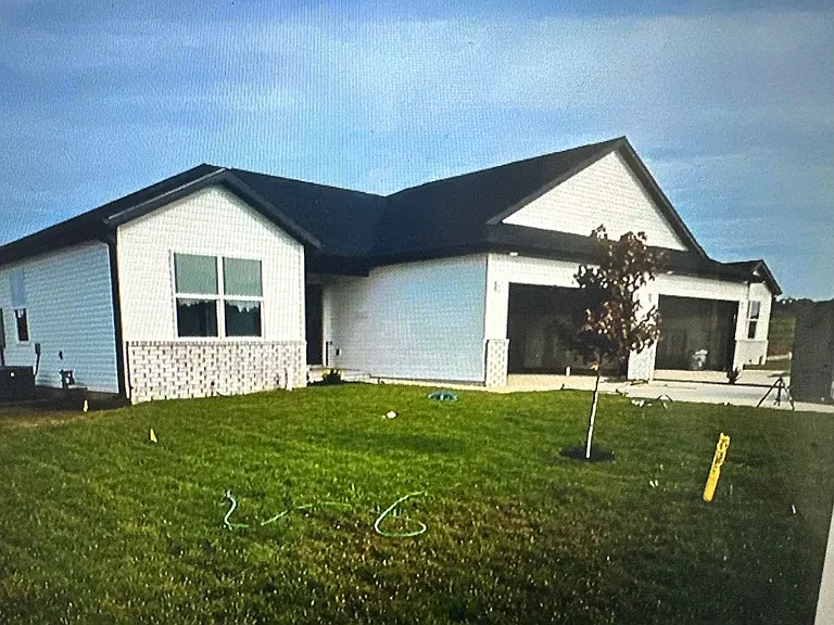 803 Lambert Cir — Photo 4