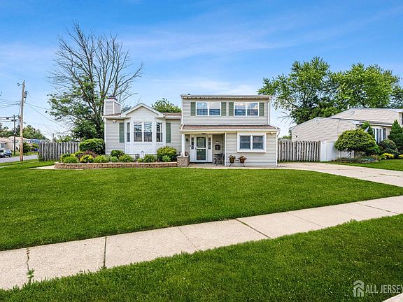 3rd image of 55 Woodview Dr