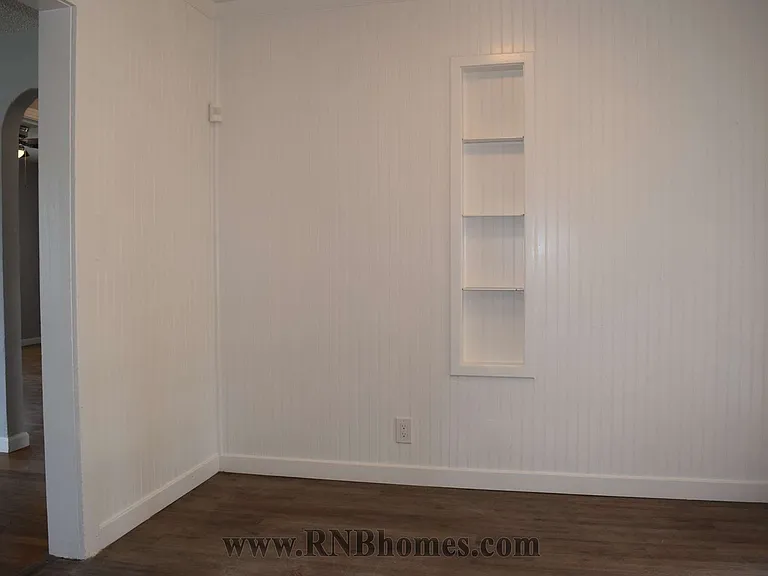 440 Lampasas Ave — Photo 4