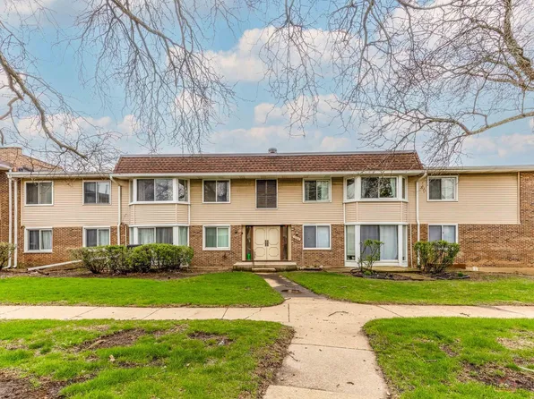 3004 Roberts Dr APT 8, Woodridge, IL 60517