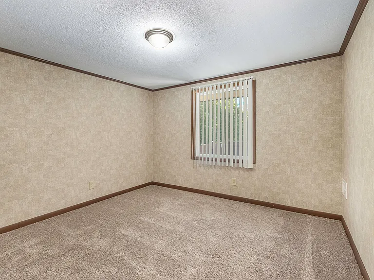 Pineridge Apartments — Photo 9
