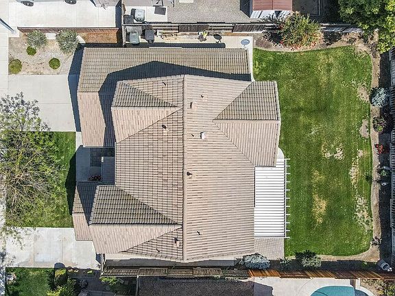 4th image of 1824 Estancia Dr