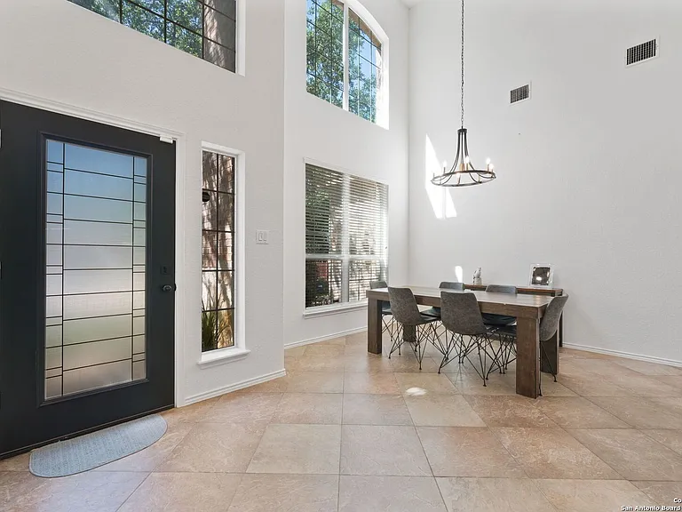 614 Cypress Trl — Photo 3