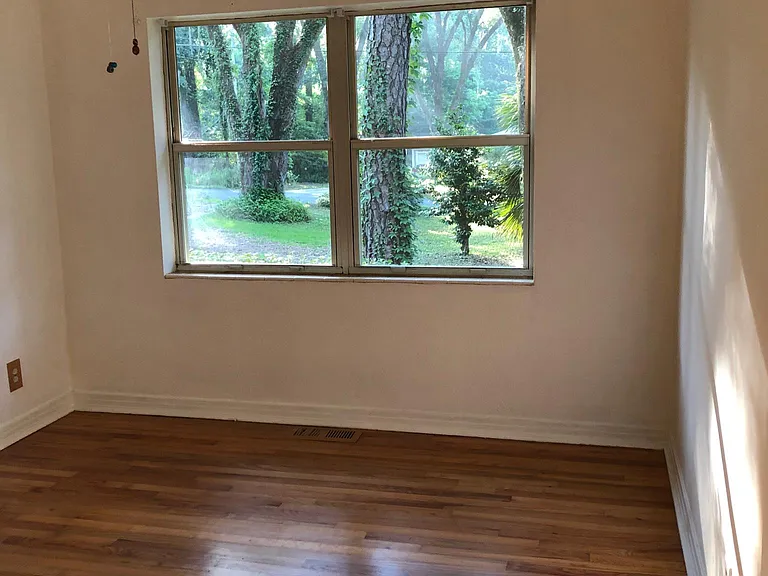 Middle bedroom