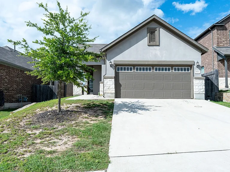 838 Pepperbark Loop — Photo 1