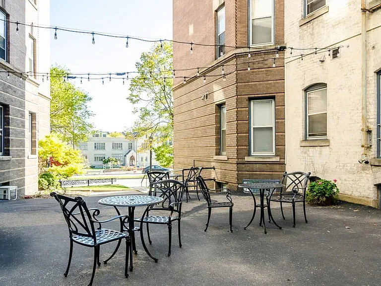 Lowry Hill Apartments — Photo 21