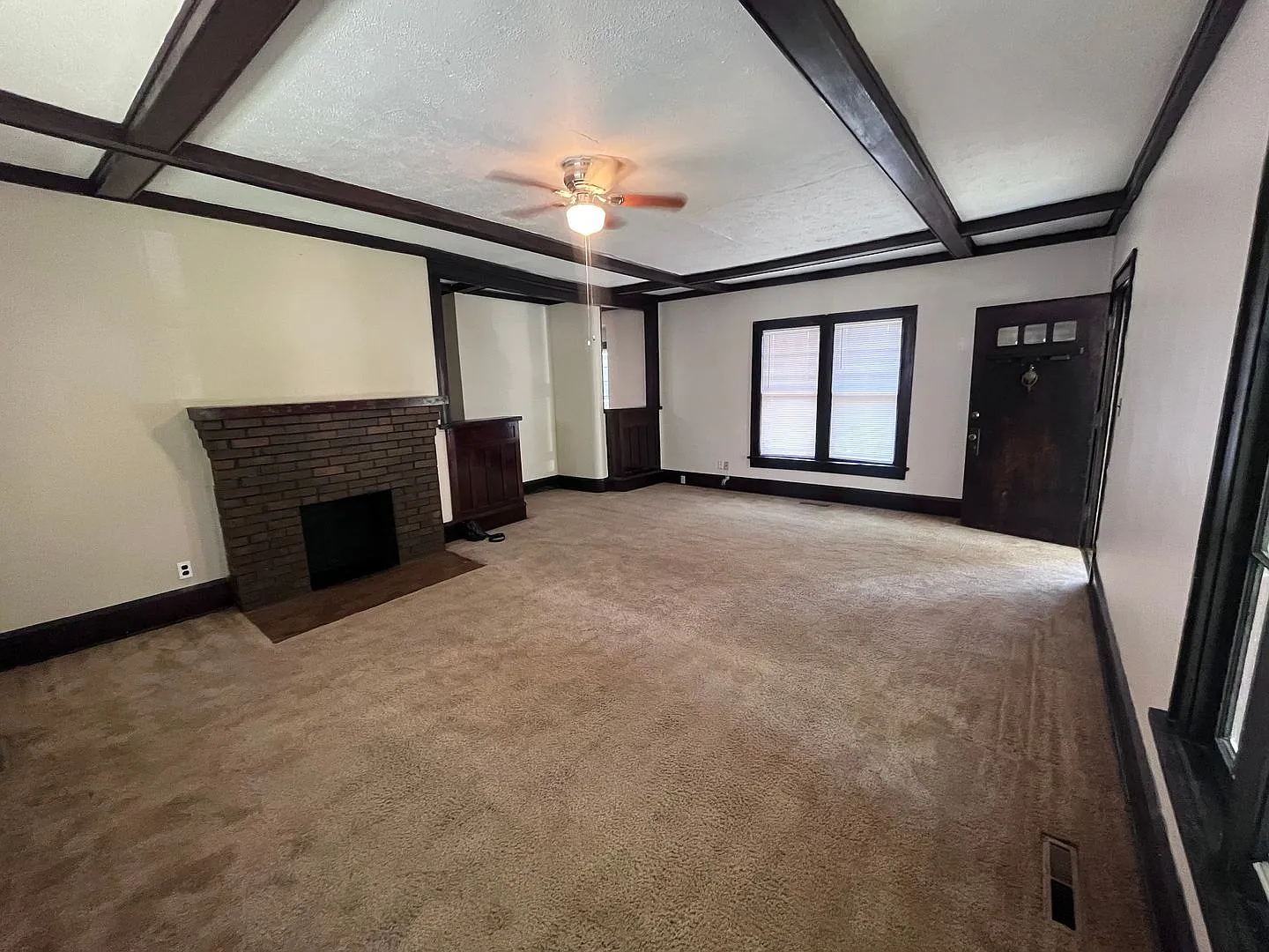 Adorable 2 Bedroom 1 Bathroom — Photo 3