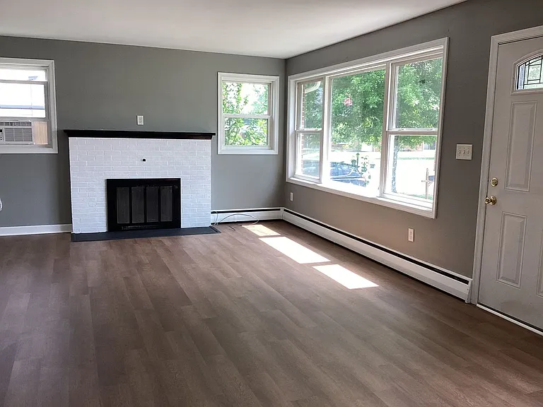 320 Landis Ave — Photo 2