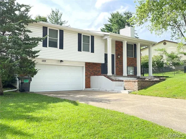 1329 Southgate Dr, Saint Charles, MO 63304