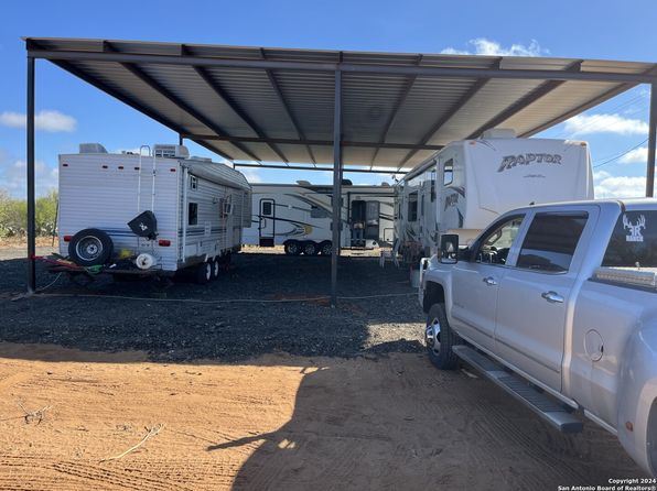 1098 Valero Rd, Big Wells, TX 78830
