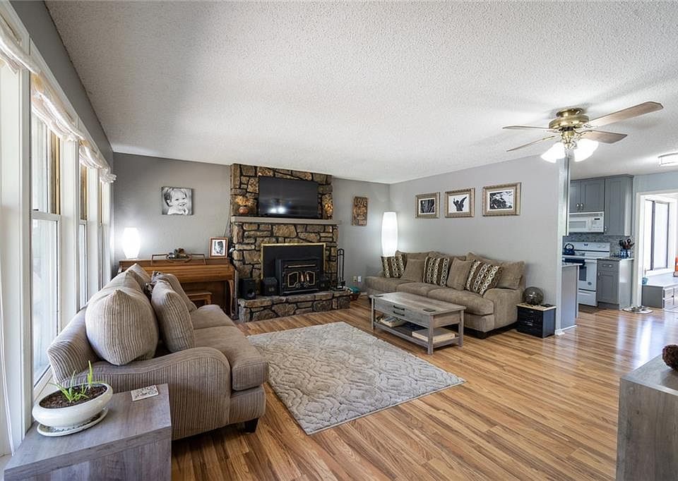 1st image of 3 Harlow Dr