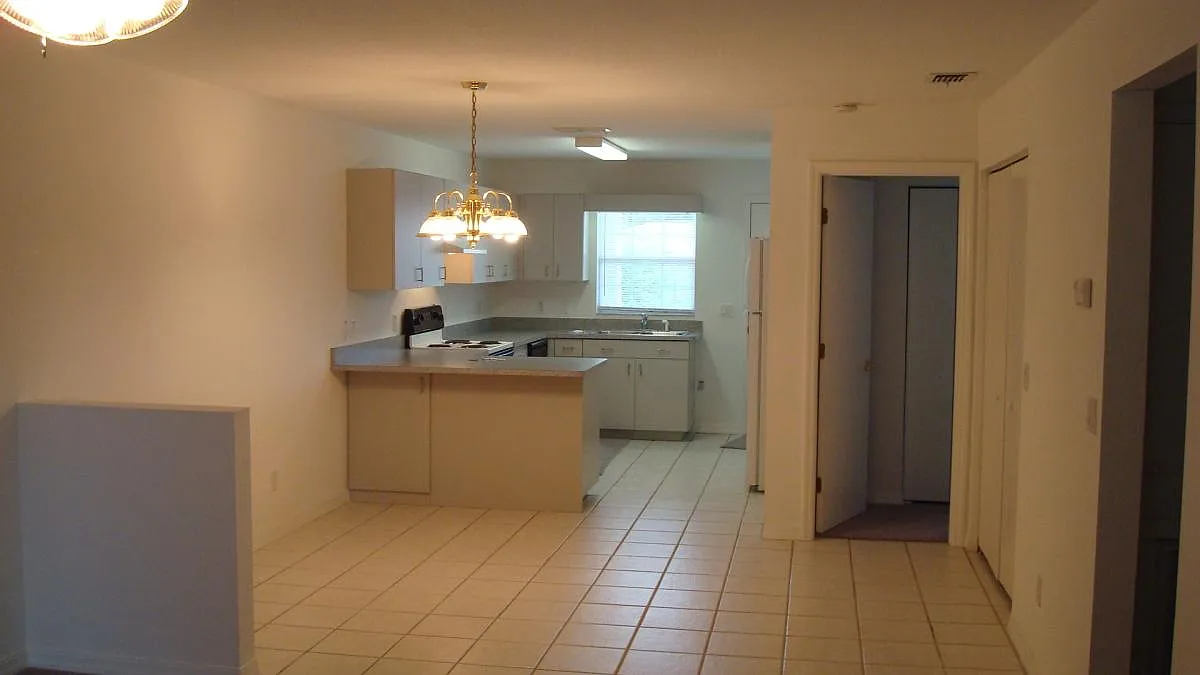 2 bed, 1040 sqft, $1,300 — Photo 4