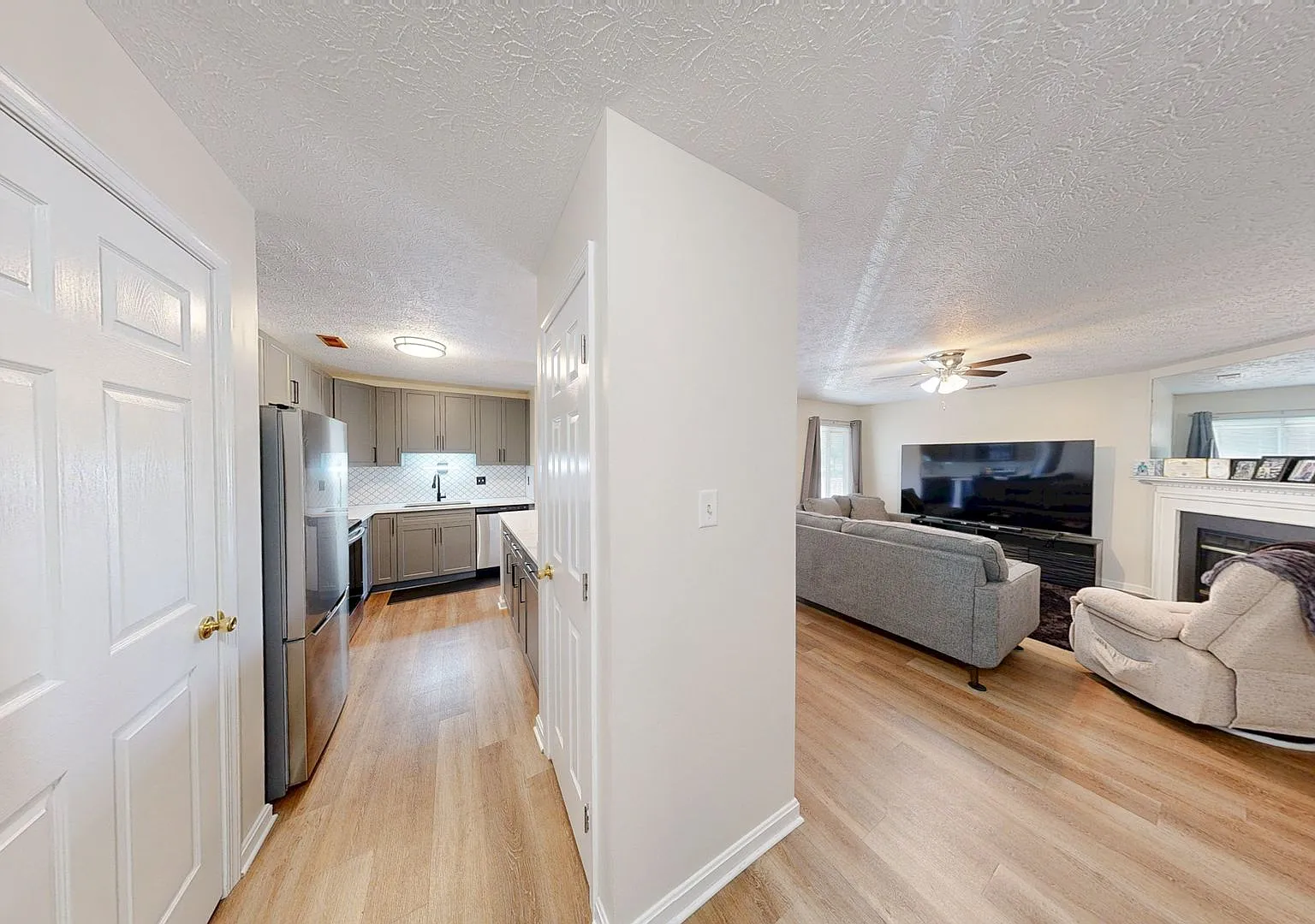 Fresh and updated 2bed/2bath - Great Location! — Photo 2
